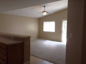 6613 High Peaks Dr in Bakersfield, CA - Foto de edificio - Building Photo