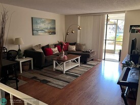 3760 Inverrary Dr in Lauderhill, FL - Building Photo