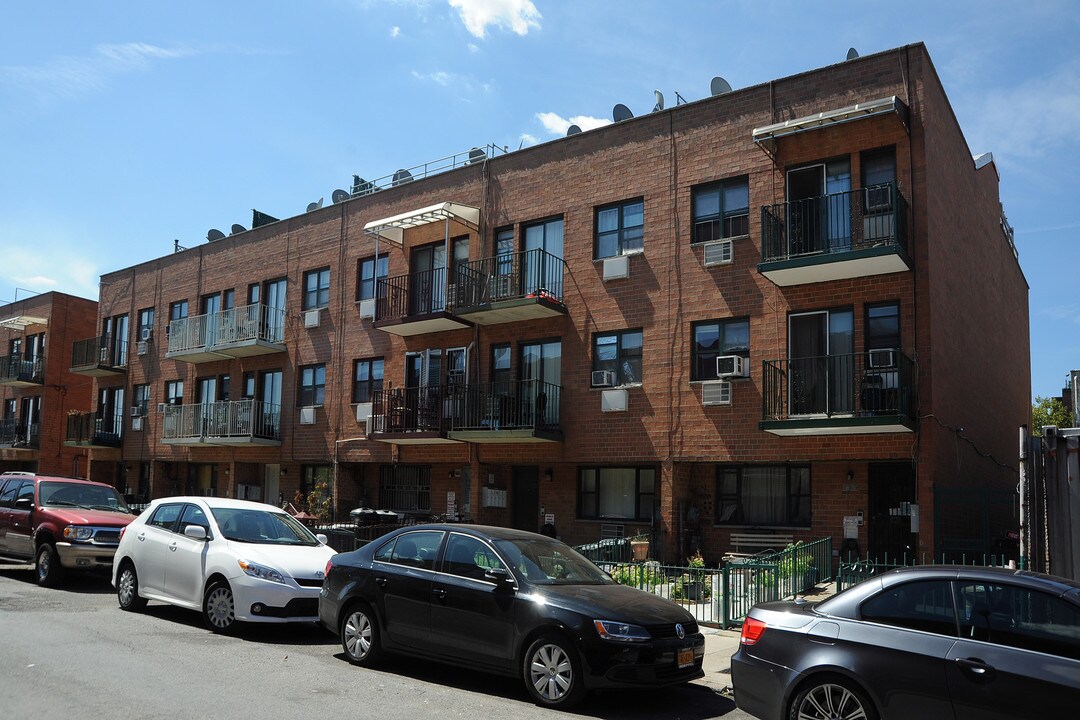 34-26 10th St in Long Island City, NY - Building Photo