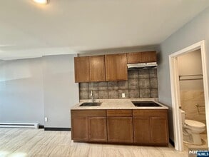 300 Harrison Ave in Harrison, NJ - Building Photo - Building Photo
