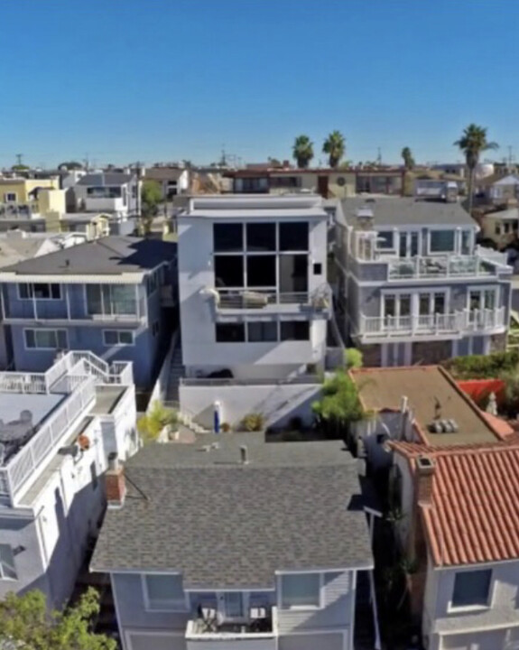3005 Crest Dr, Unit B in Manhattan Beach, CA - Building Photo