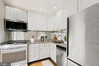 1008 Paper Mill Ct in Washington, DC - Building Photo - Building Photo