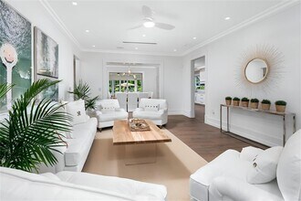 2575 Pine Tree Dr in Miami Beach, FL - Building Photo - Building Photo