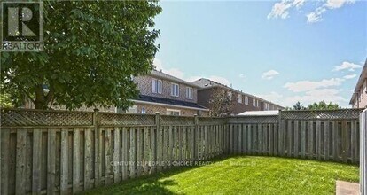 11 Canoe Glide Ln in Brampton, ON - Building Photo - Building Photo