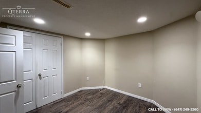 2409 Bankside Dr in Mississauga, ON - Building Photo - Building Photo