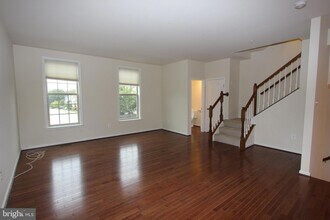 325 Hersden Ln in Arnold, MD - Foto de edificio - Building Photo