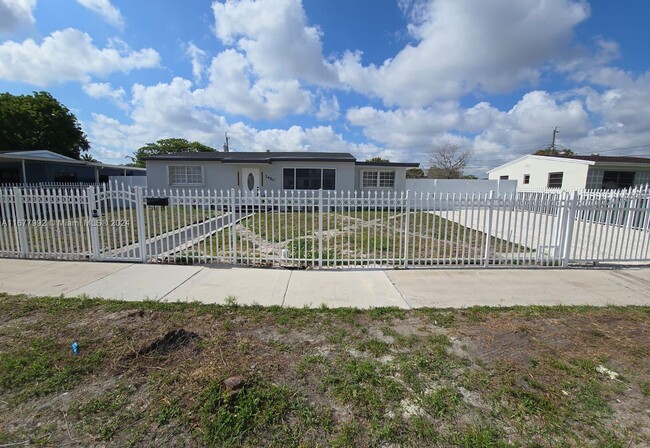 3450 NW 170th St in Miami Gardens, FL - Foto de edificio - Building Photo