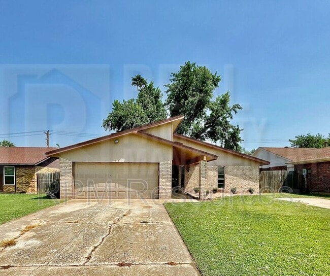 property at 913 Clear Creek
