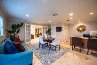 The Apartments at Oak Creek in Clearwater, FL - Foto de edificio - Interior Photo