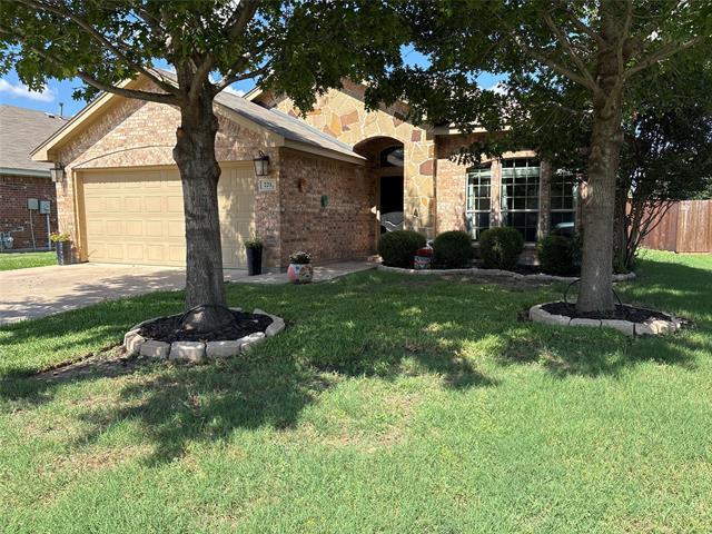 221 Spring Hollow Dr in Saginaw, TX - Building Photo - Building Photo