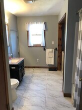 8 Raymond St, Unit 201 in Biddeford, ME - Foto de edificio - Building Photo