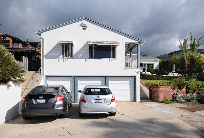 564 Cliff Dr in Laguna Beach, CA - Foto de edificio - Building Photo