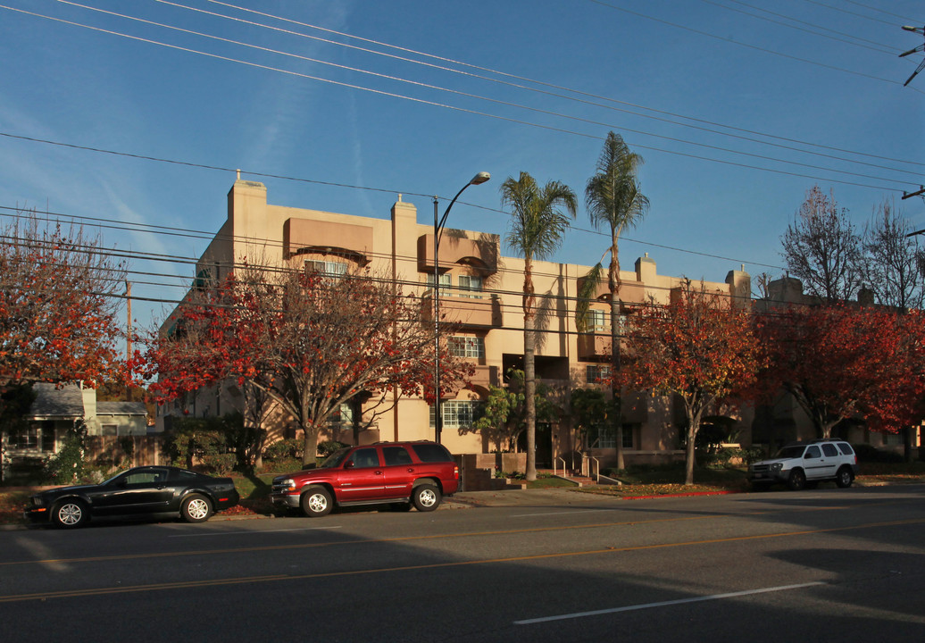 345 W Alameda Ave in Burbank, CA - Building Photo