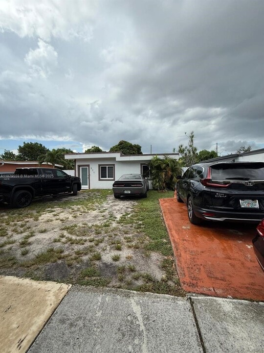 571 E 45th St in Hialeah, FL - Building Photo
