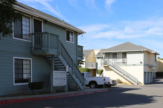 Acacia Park Apartments in Carlsbad, CA - Foto de edificio - Building Photo