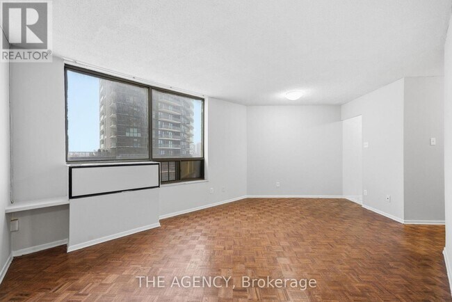 2350 Dundas St W in Toronto, ON - Building Photo - Building Photo