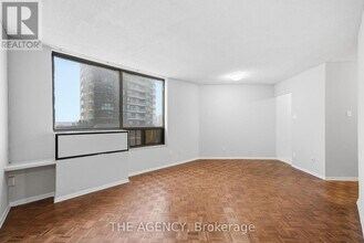 2350 Dundas St W in Toronto, ON - Building Photo - Building Photo