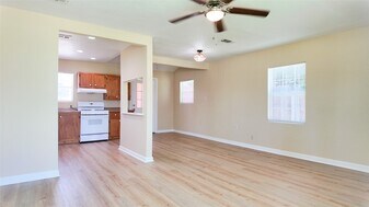 1221 Bayou Shore Dr in Galveston, TX - Building Photo