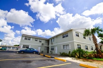 Blue Heron Apartments in West Palm Beach, FL - Foto de edificio - Building Photo