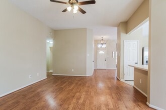 18703 Singing Woods Dr in Humble, TX - Foto de edificio - Building Photo