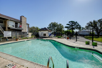 Spring Point Two Condominiums in Houston, TX - Building Photo - Building Photo