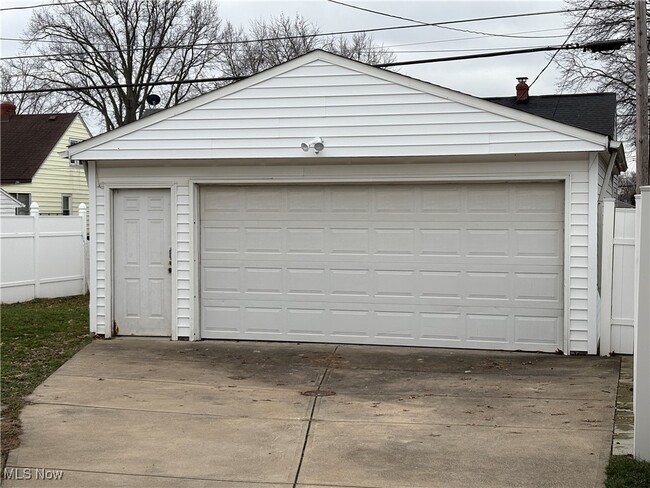 5907 Ridgewood Ave in Parma, OH - Building Photo - Building Photo