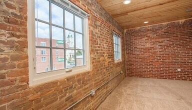 80 W Water St in Harrisonburg, VA - Building Photo - Building Photo