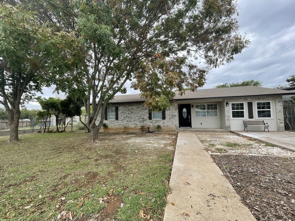 109 Green Meadows Ct in Fredericksburg, TX - Foto de edificio