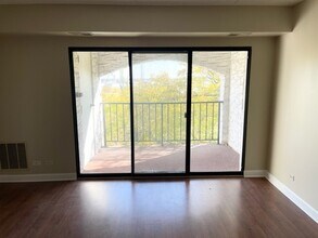 350 Plum Creek Dr in Wheeling, IL - Building Photo - Building Photo