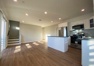 5544 Romaine St, Unit 1 in Los Angeles, CA - Building Photo - Building Photo