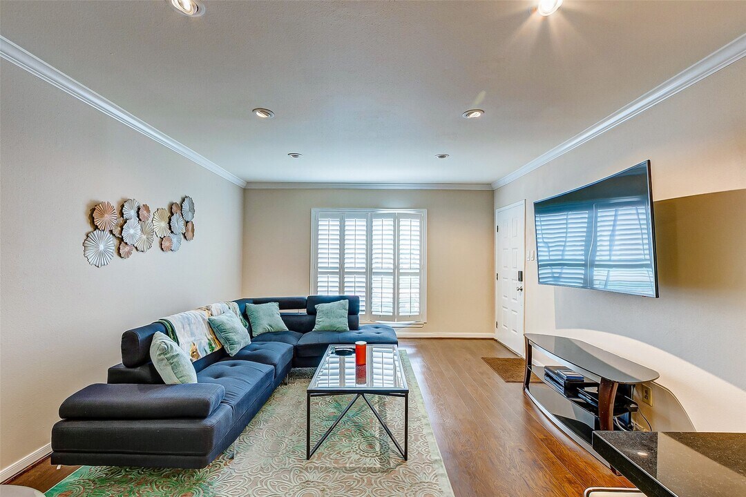 1800 Stoney Brook Dr in Houston, TX - Building Photo