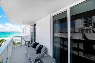 2401 Collins Ave in Miami Beach, FL - Building Photo - Building Photo