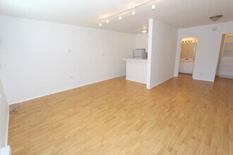 18554 Collins St in Los Angeles, CA - Building Photo - Building Photo