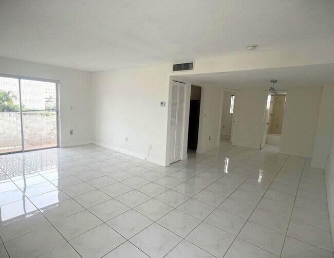 1605 Pennsylvania Ave, Unit 404 in Miami Beach, FL - Building Photo - Building Photo