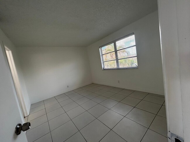 7860 NW 50th St, Unit 305 in Lauderhill, FL - Foto de edificio - Building Photo