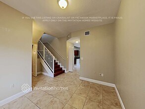 7477 NW 180th St in Hialeah, FL - Foto de edificio - Building Photo