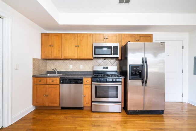 528 47th St in Union City, NJ - Building Photo - Building Photo