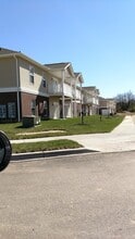 11315 Breeze Cir, Unit 2 beds with 2 full baths in Louisville, KY - Building Photo - Building Photo