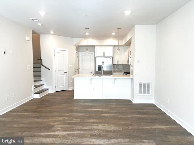 13246 Woodland Park Rd in Herndon, VA - Building Photo - Building Photo
