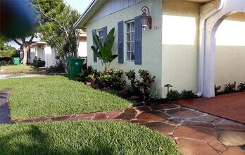 2401 SW 58th Manor-Unit -1-2 in Fort Lauderdale, FL - Building Photo - Building Photo