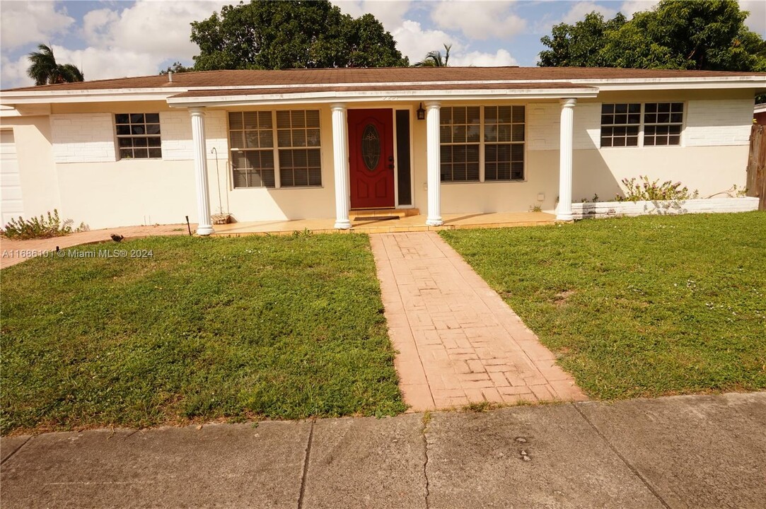 5021 SW 10th St in Plantation, FL - Building Photo