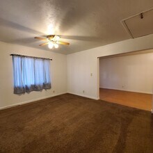 212 Grove St in Lebanon, OR - Foto de edificio - Building Photo