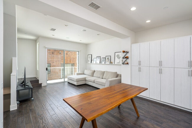 2206 Tom Mix Rd in Los Angeles, CA - Building Photo - Building Photo