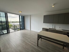 111 NW 27th St, Unit A1 in Miami, FL - Building Photo - Building Photo