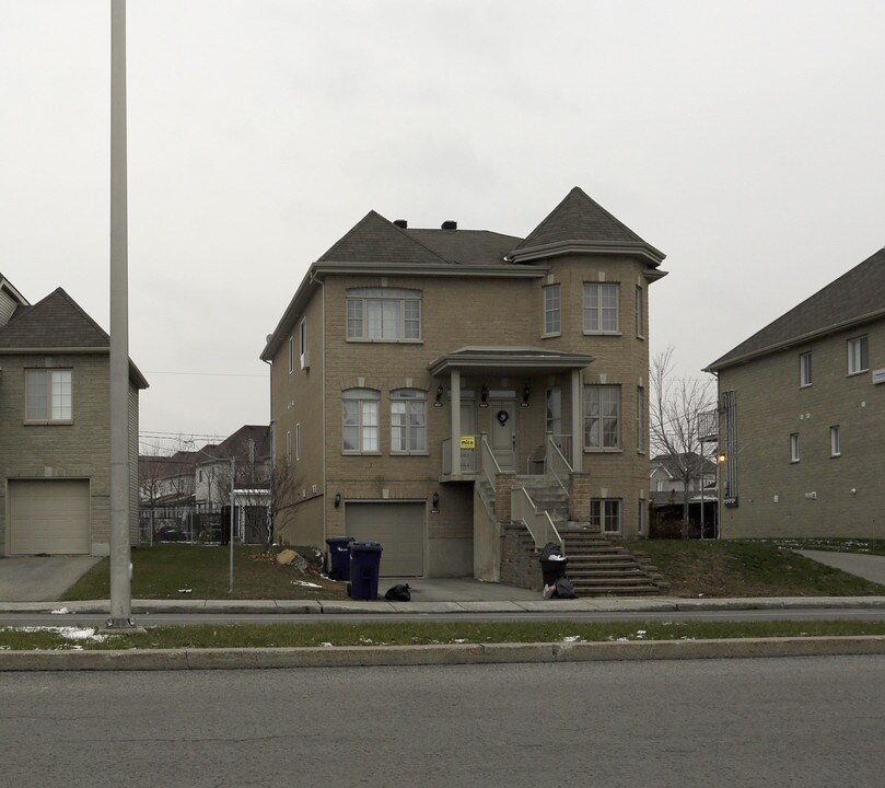 1861-1865 100e in Laval, QC - Building Photo