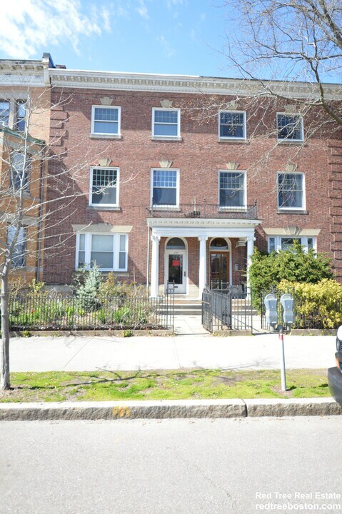 1726 Beacon St in Brookline, MA - Building Photo