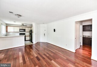 11729 Summerchase Cir-Unit -1729A in Reston, VA - Foto de edificio - Building Photo