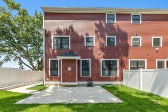 24 Church St, Unit 2 in Wakefield, MA - Building Photo - Building Photo