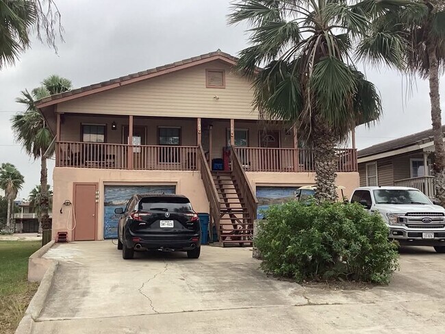 103 E Capricorn Dr in South Padre Island, TX - Building Photo - Building Photo