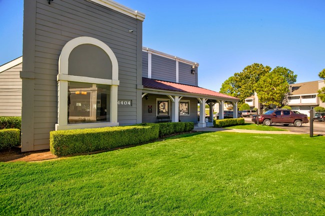 Tower Crossing Apartments in Tulsa, OK - Building Photo - Building Photo